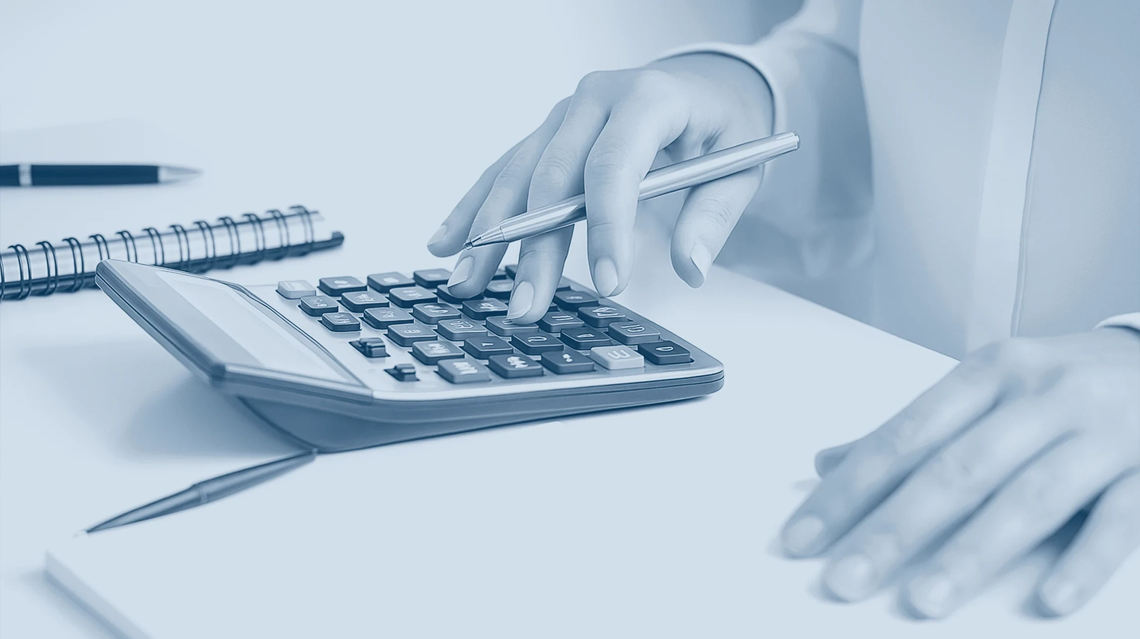 Scène de bureau avec personne effectuant des calculs financiers