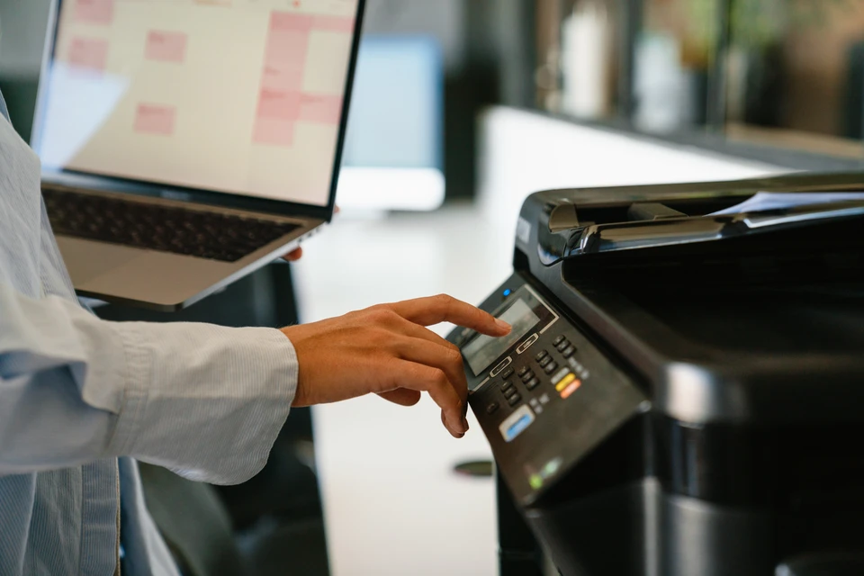Environnement de bureau int&eacute;rieur avec &eacute;quipements d'impression professionnels