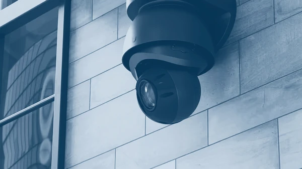 cam&eacute;ra en circuit ferm&eacute; Syst&egrave;me CCTV multi-angle sur fond d'entrep&ocirc;t moderne