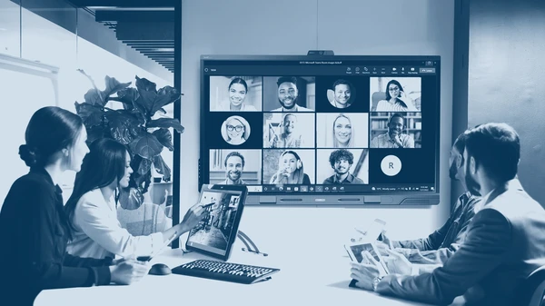 Projecteur num&eacute;rique noir moderne pos&eacute; sur surface claire avec arri&egrave;re-plan bleu pastel