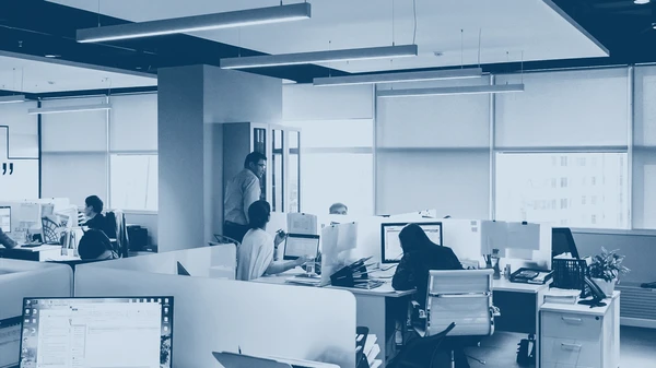 Bureau moderne avec imprimante multifonction professionnelle noire au premier plan, &eacute;quip&eacute;e d'&eacute;cran LCD, clavier num&eacute;rique et bac papier