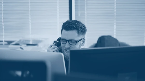Table avec ordinateur portable &agrave; l'int&eacute;rieur du bureau