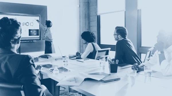 Espace de travail moderne avec professionnels utilisant simultan&eacute;ment tablette tactile, ordinateur portable et smartphone