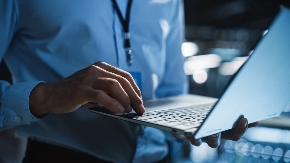 Scène intérieure d'un centre de données ou salle serveur