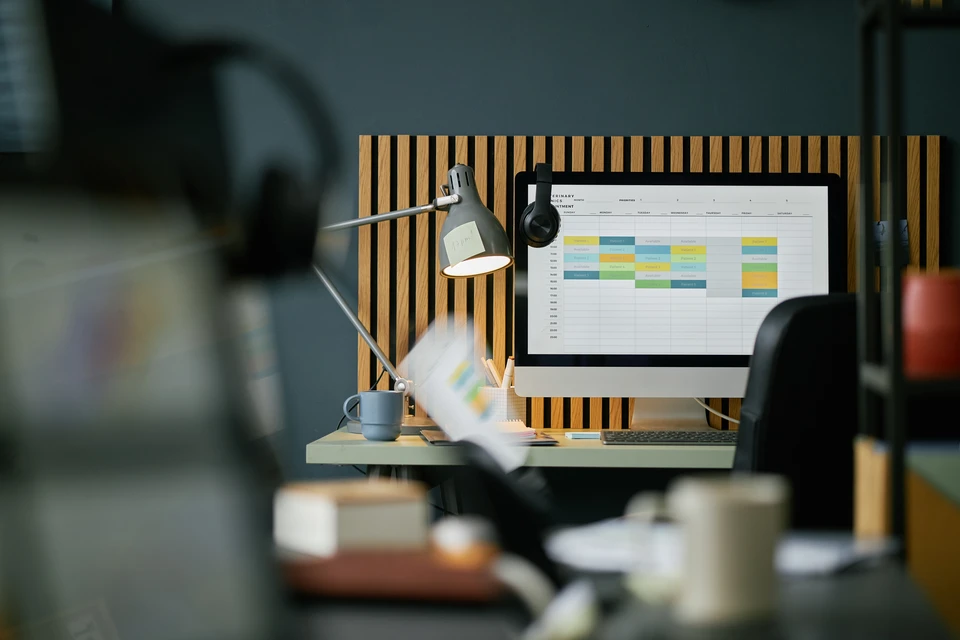 Scène de bureau moderne avec trois professionnels en réunion