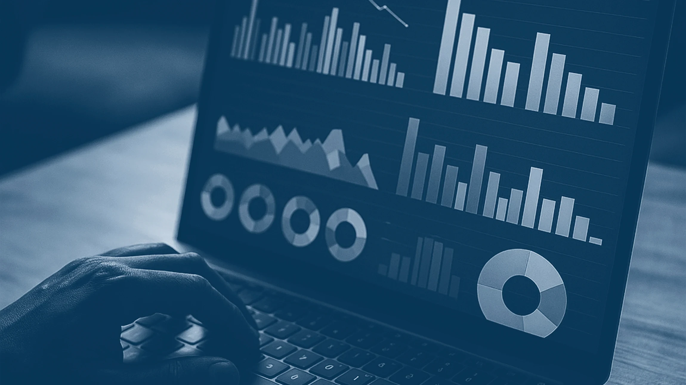 Bureau ouvert moderne avec plusieurs employés travaillant sur ordinateurs portables et fixes