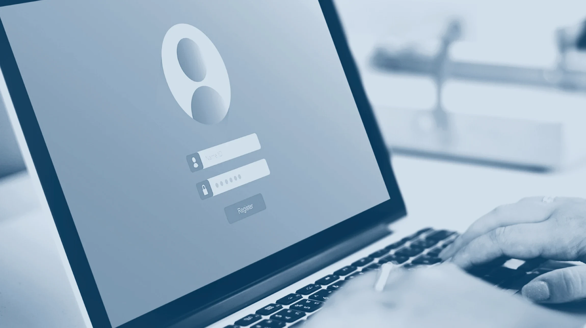 Technicien informatique travaillant dans un datacenter ou salle serveur, manipulant un ordinateur portable devant des équipements réseau