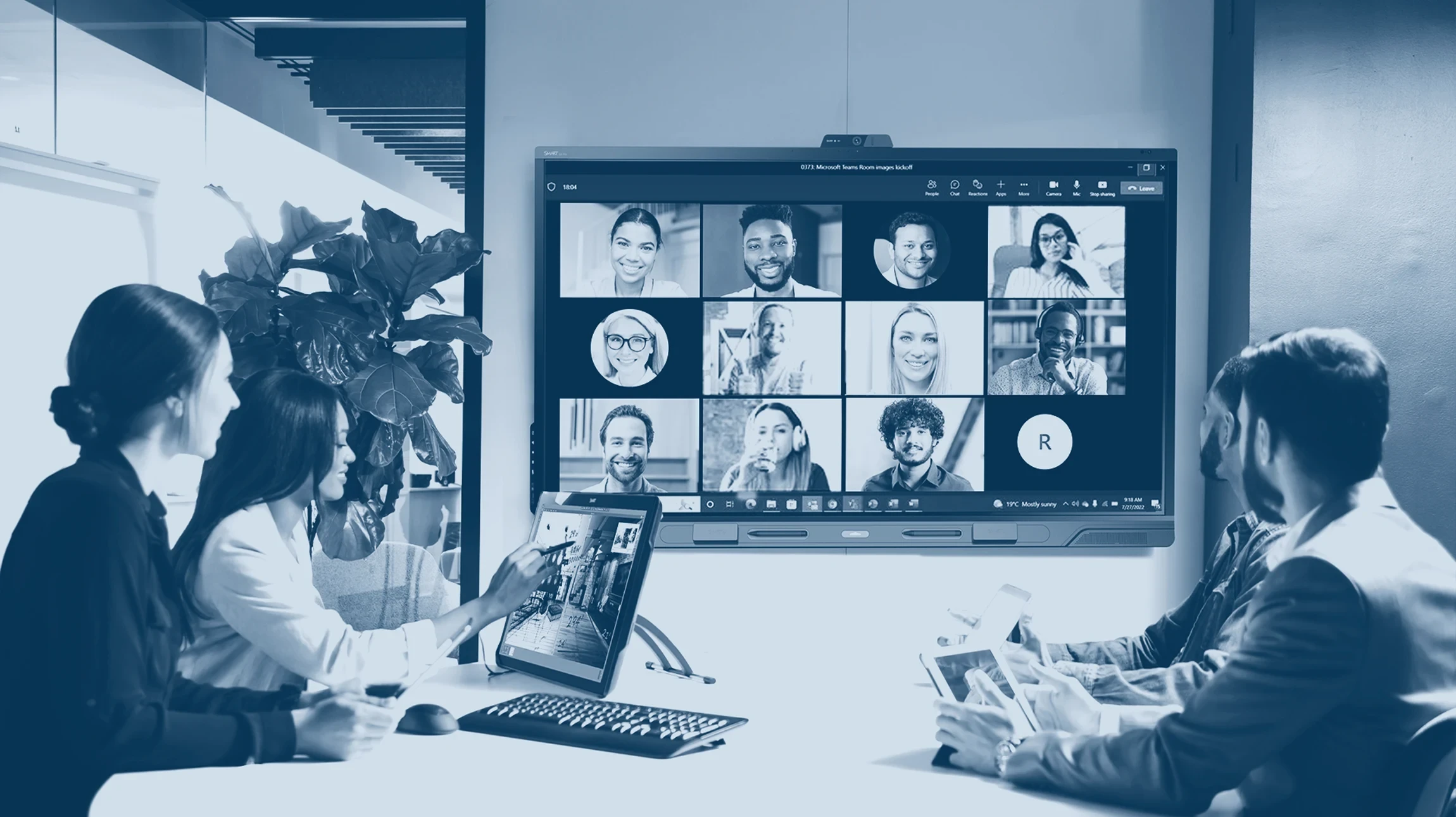 Réunion d'affaires dans salle de conférence moderne avec présentation