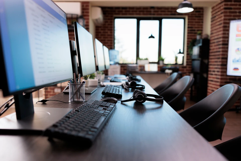 Équipe professionnelle collaborant autour d'ordinateurs dans bureau moderne