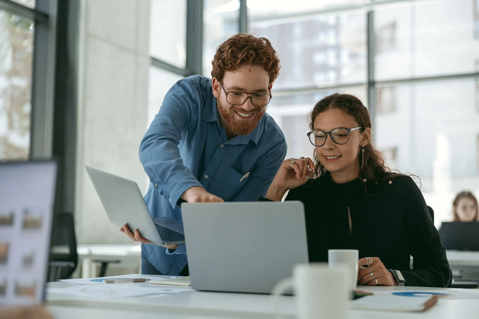Équipe d'entreprise travaillant à distance et échangeant des fichiers en ligne, concept d'outils de transfert de données