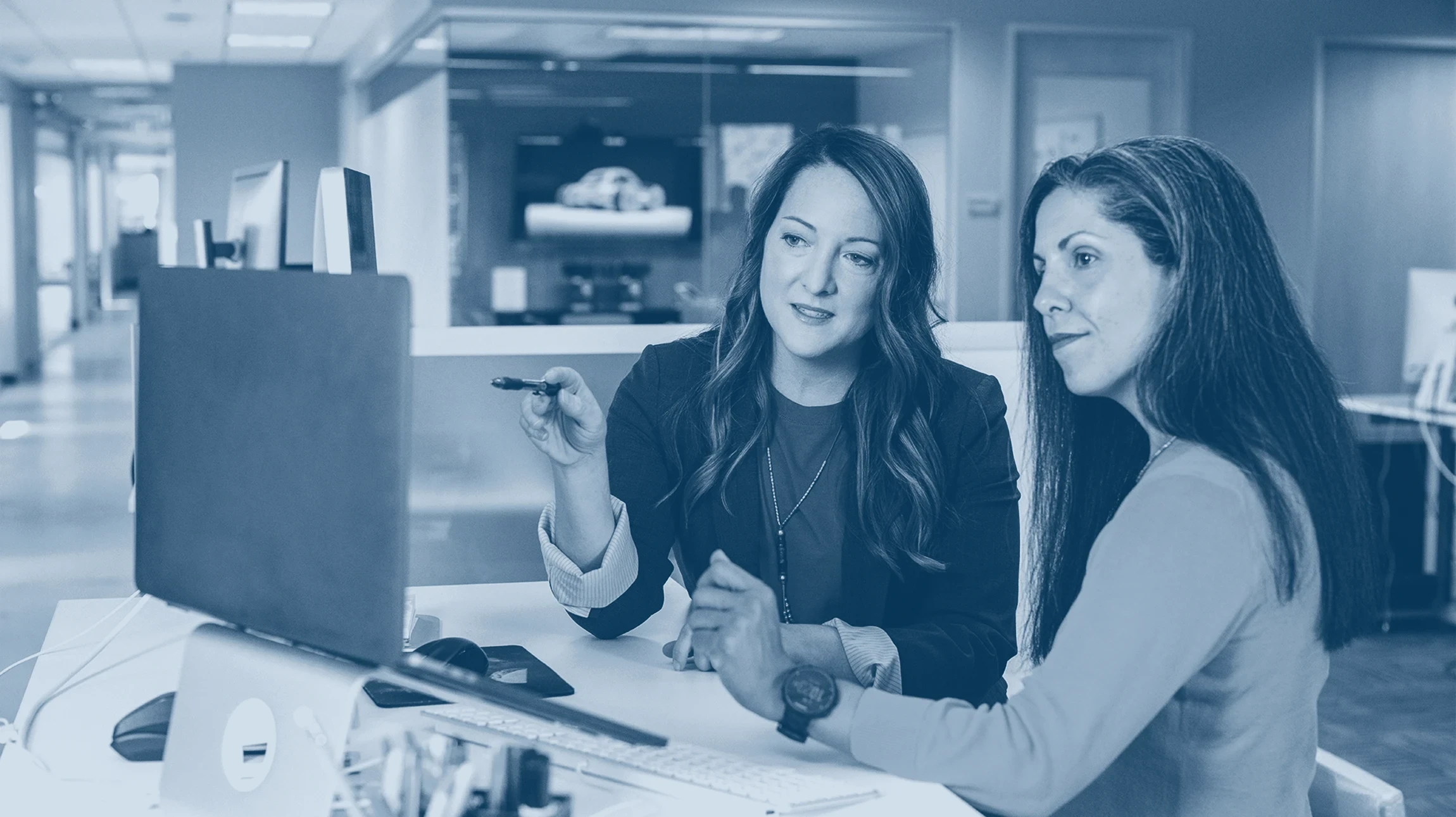 Réunion d'équipe dans salle de conférence moderne avec présentation sur écran mural