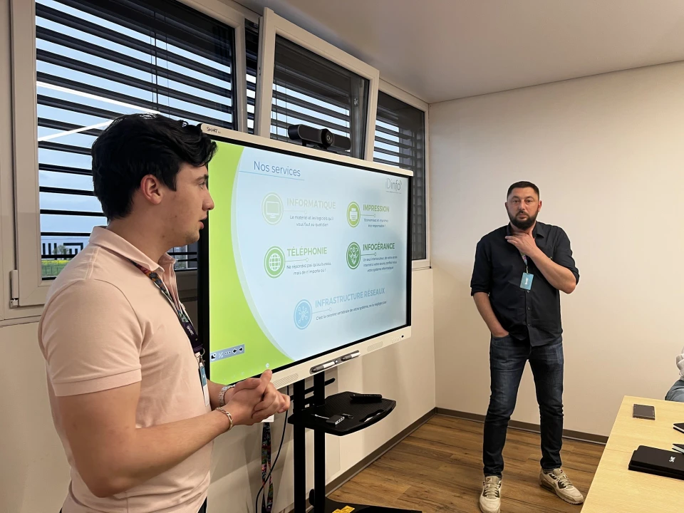 Ordinateur portable avec symbole de bouclier de sécurité