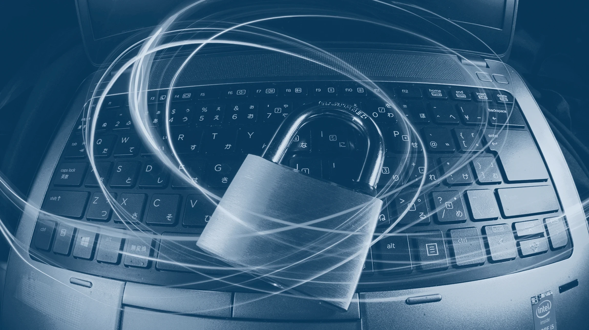 Personne travaillant sur ordinateur portable dans un environnement professionnel, mains tapant sur clavier