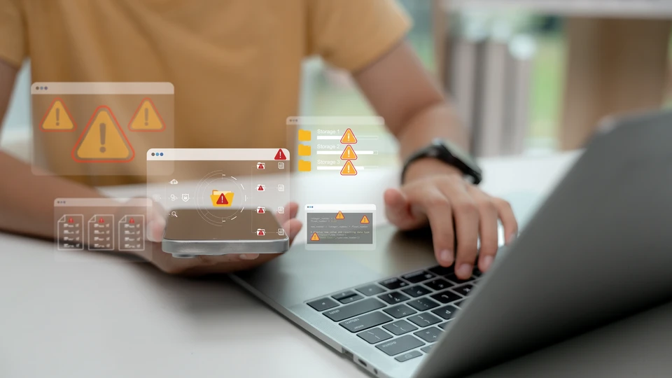 Business man sécurise les données par le cryptage et la sécurité réseau, protégeant ainsi les transactions