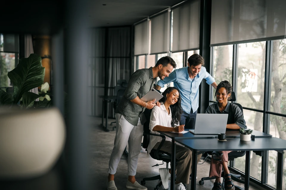 Réunion d'équipe professionnelle dans salle de conférence moderne avec baies vitrées