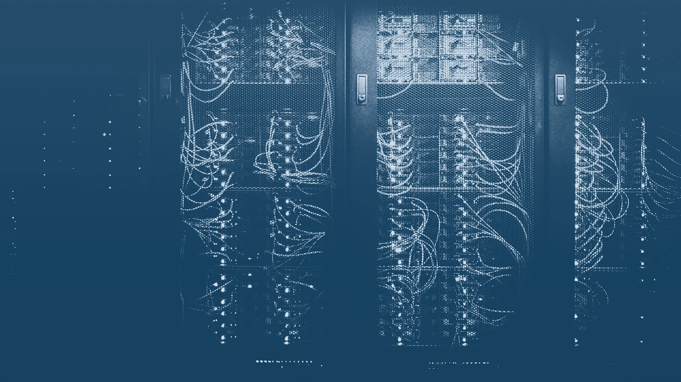 Technicien informatique travaillant dans un datacenter ou salle serveur, manipulant un ordinateur portable devant des équipements réseau