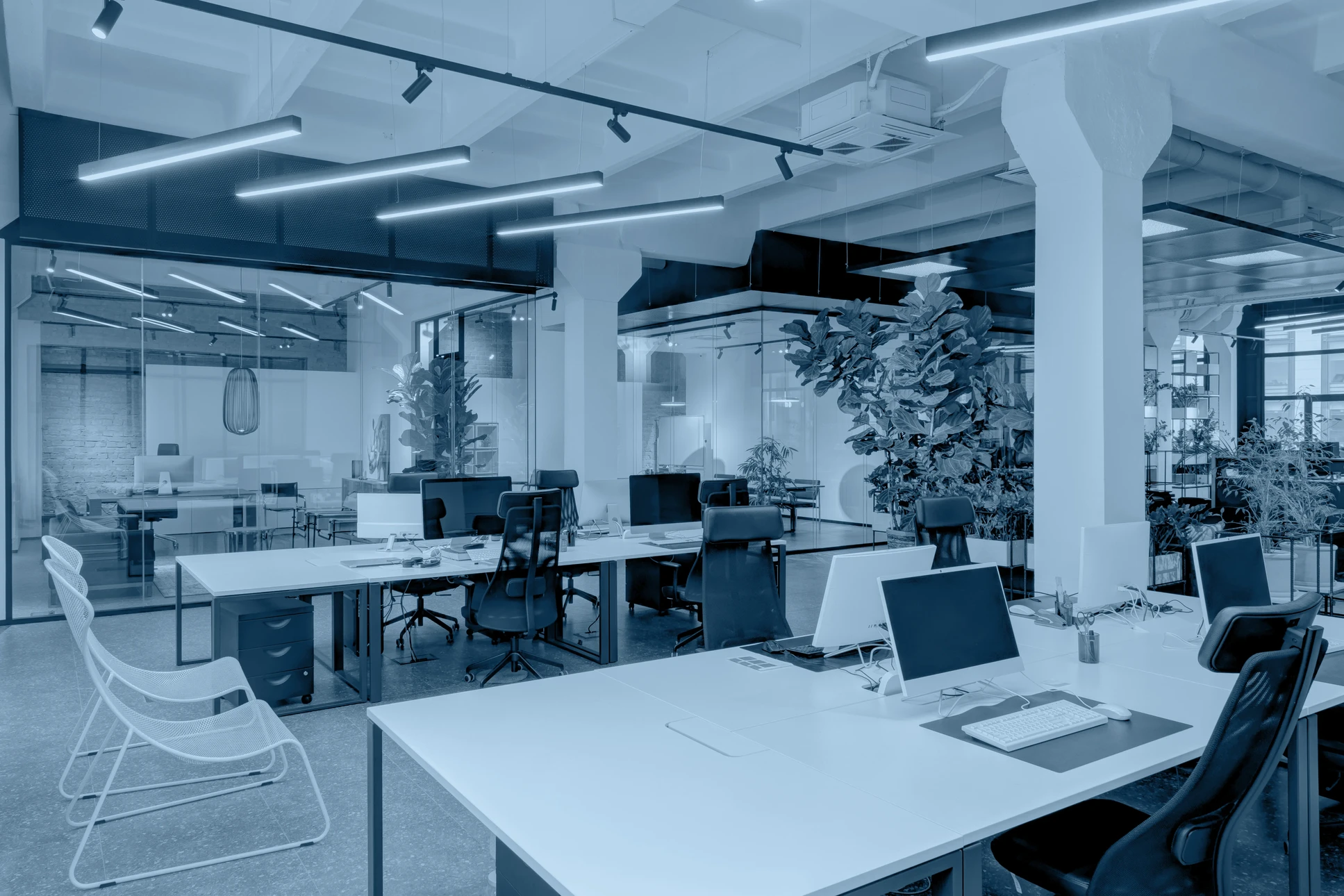 Salle serveur avec baies informatiques ouvertes r&eacute;v&eacute;lant l'infrastructure r&eacute;seau